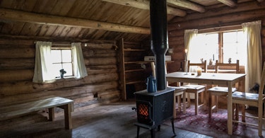 Kløftkoia - åpen bu i Rendalen - oppholdsrom med vedoven