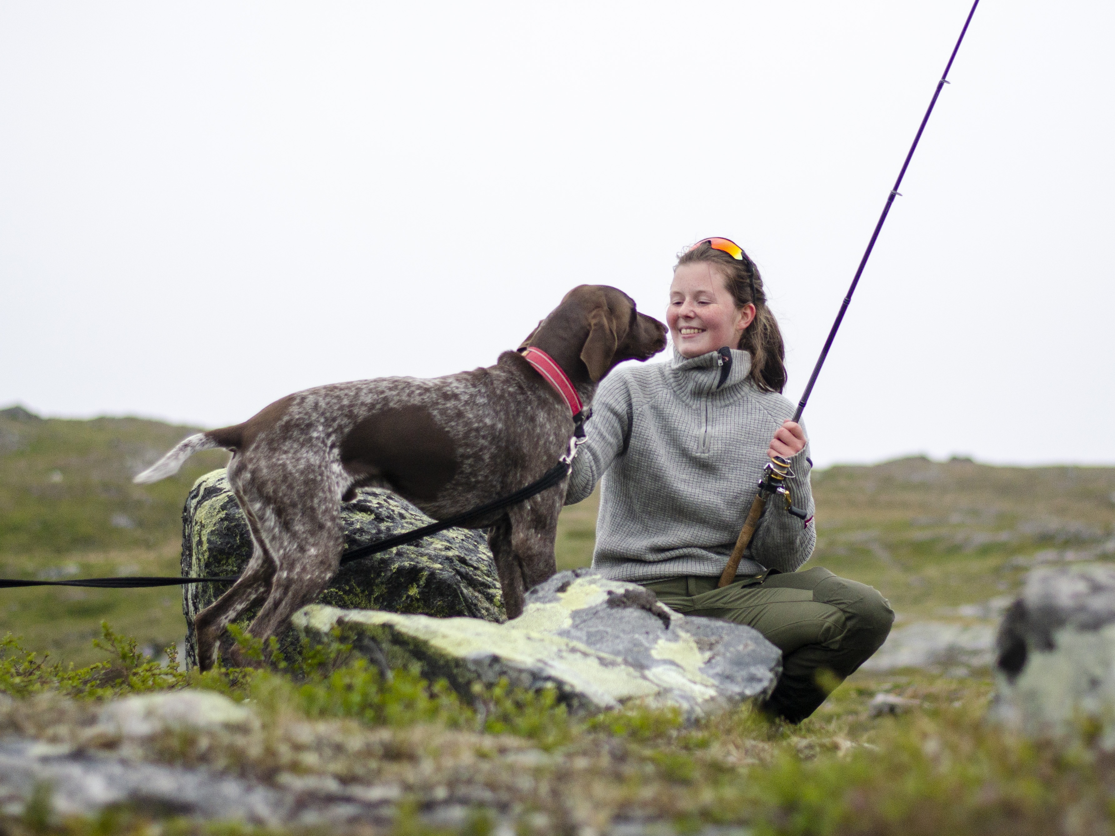 Anna Leiseth på fisketur med hunden Ajack