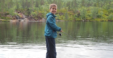 Fiskeglede - gutt fisker i Rana