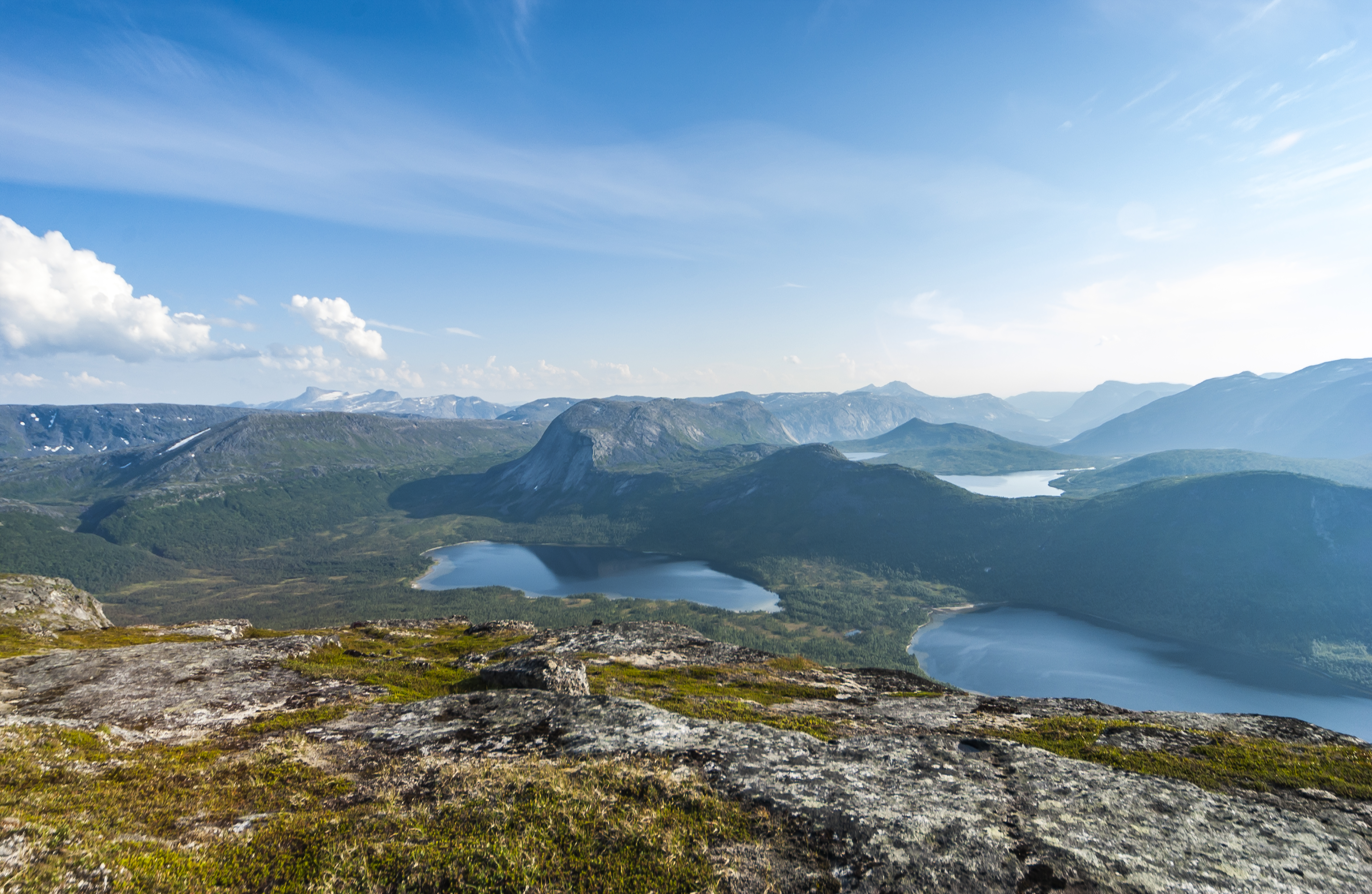 Utsikt fra Kråkmotinden mot Sjette og Sjuendevatnet t.v.