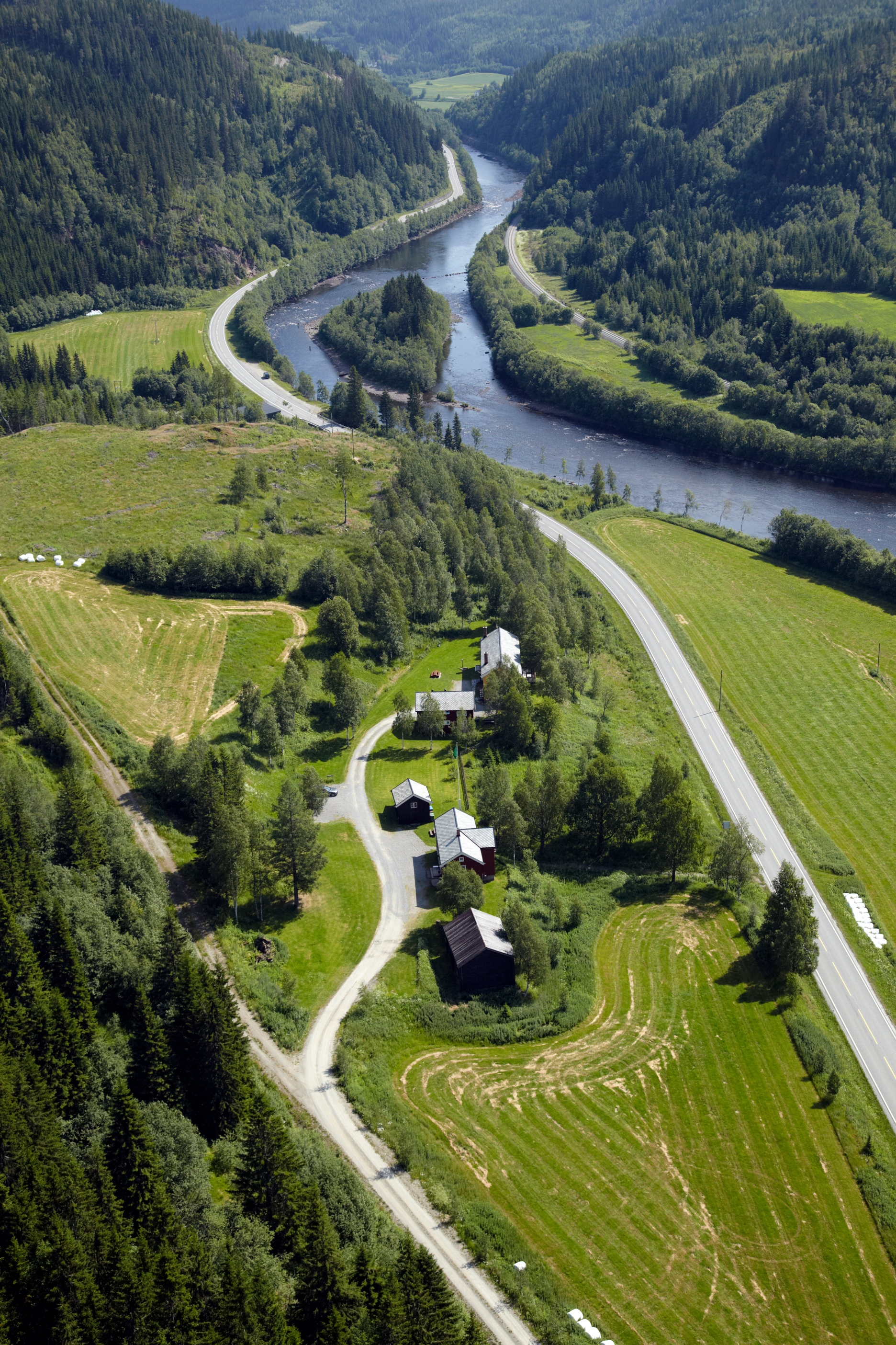 Bilder fra Tandem reklamebyrå - AS Meraker Brug

Renå gård - tatt i 2009

Norske lakseelver: Renåvaldet har lange tradisjoner som laksevald som er benyttet av engelske lakselorder og etter hvert mange ivrige fiskeentusiaster fra inn- og utland. I de den senere årene har det vært drevet utleie av fisket her i kombinasjon med opphold på Renå Gård i regi av tidligere eiere av AS Meraker Brug.

Valdet består av 18 navngitte høler over en strekning på om lag 6,5 km på begge sider av elven.
