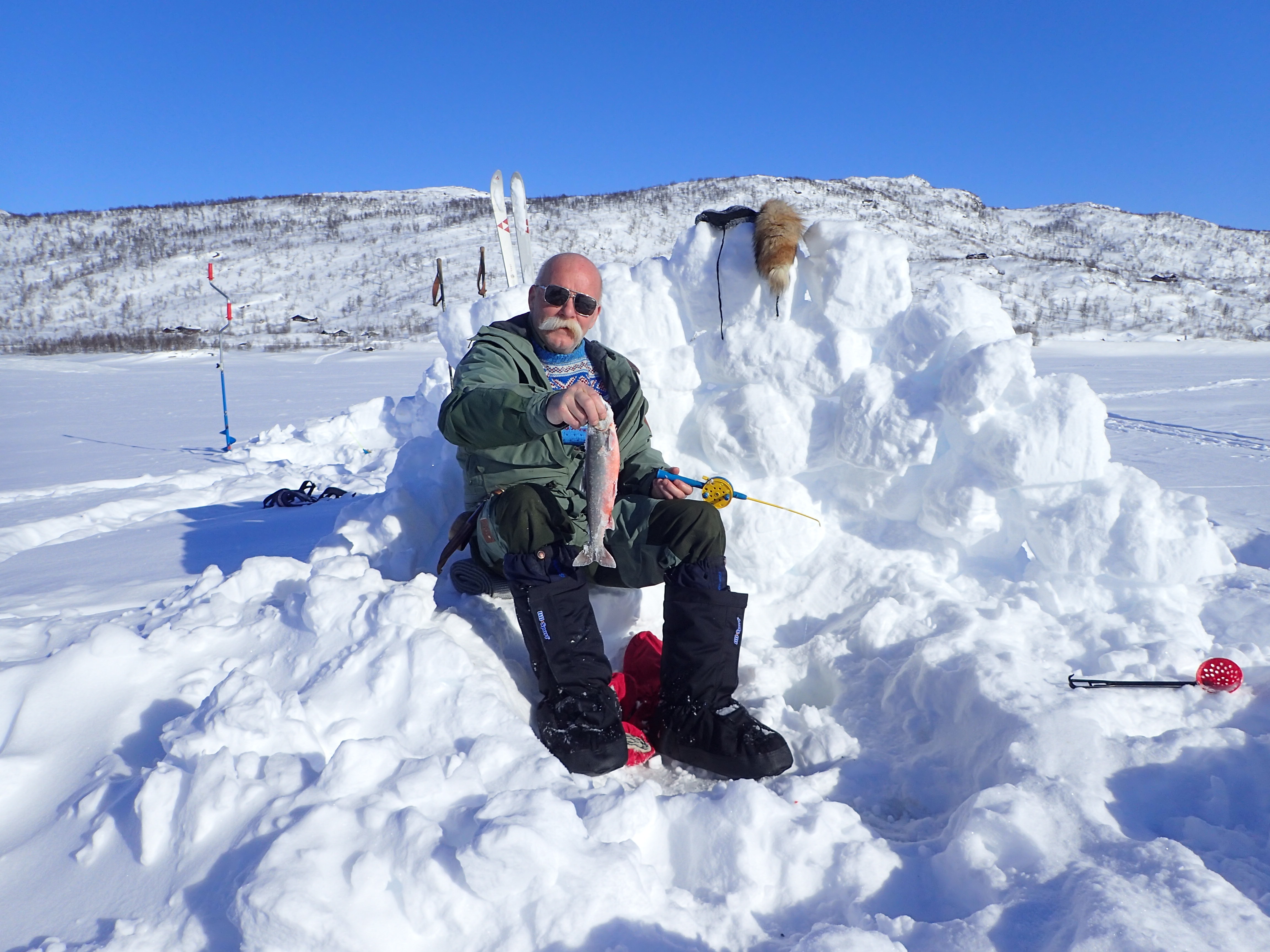 Lykkelig isfisker på Uman Rana,  Tor Budalsbakk