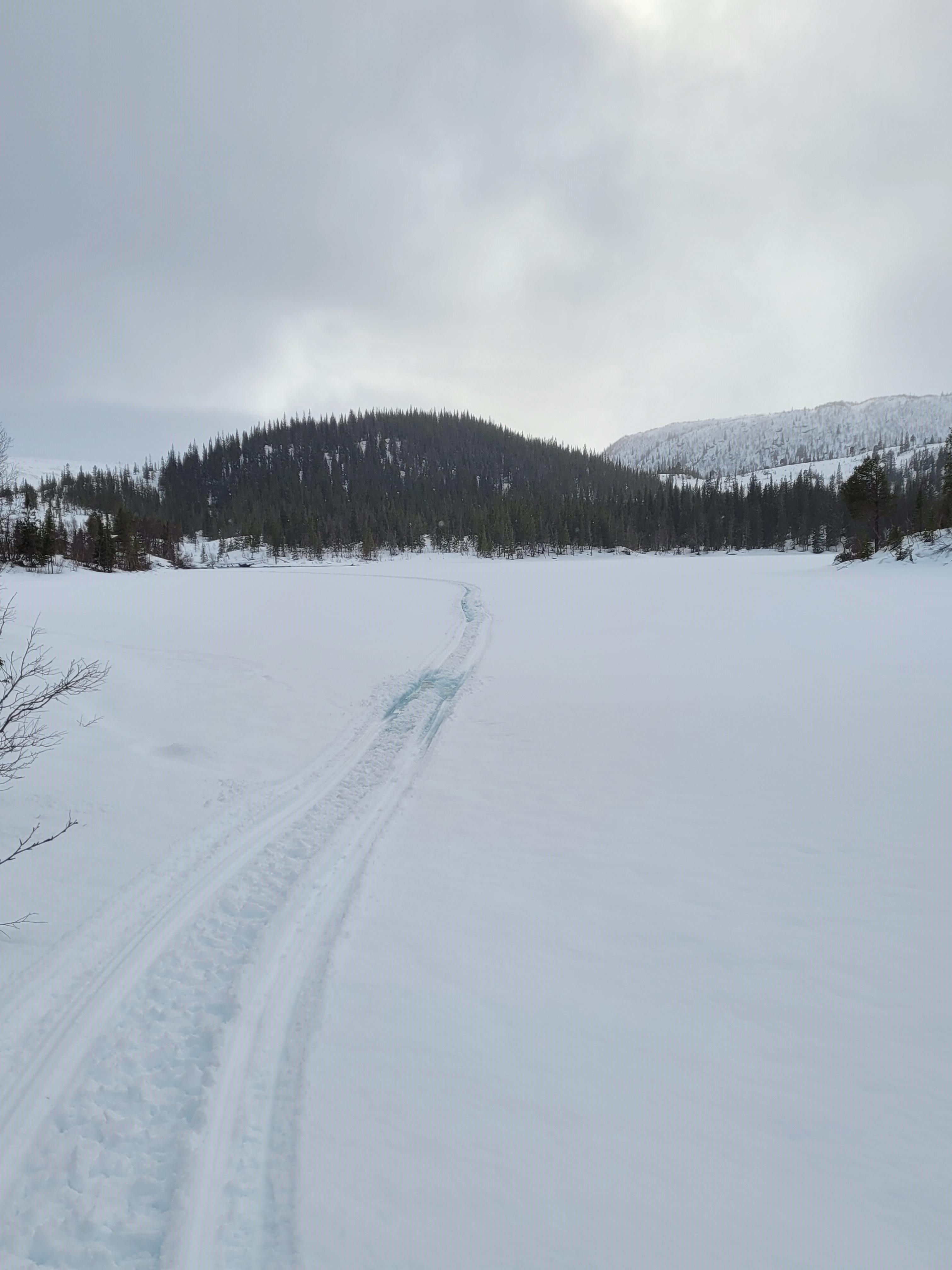 Gåsvatnet i Grane med ca 20 cm sørpe på isen