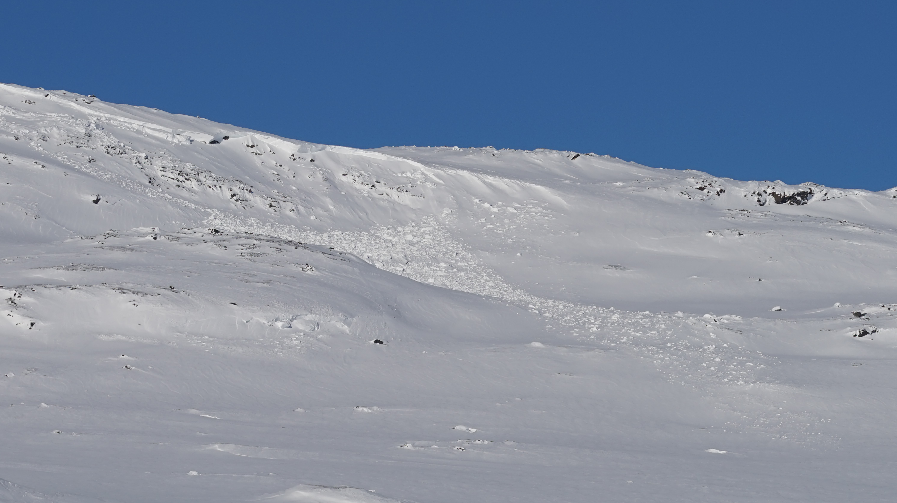 Det er svake snølag i botn enkelte steder som kan medføre snøras - fjellet Ruvssot ved Riksrøys 263 A