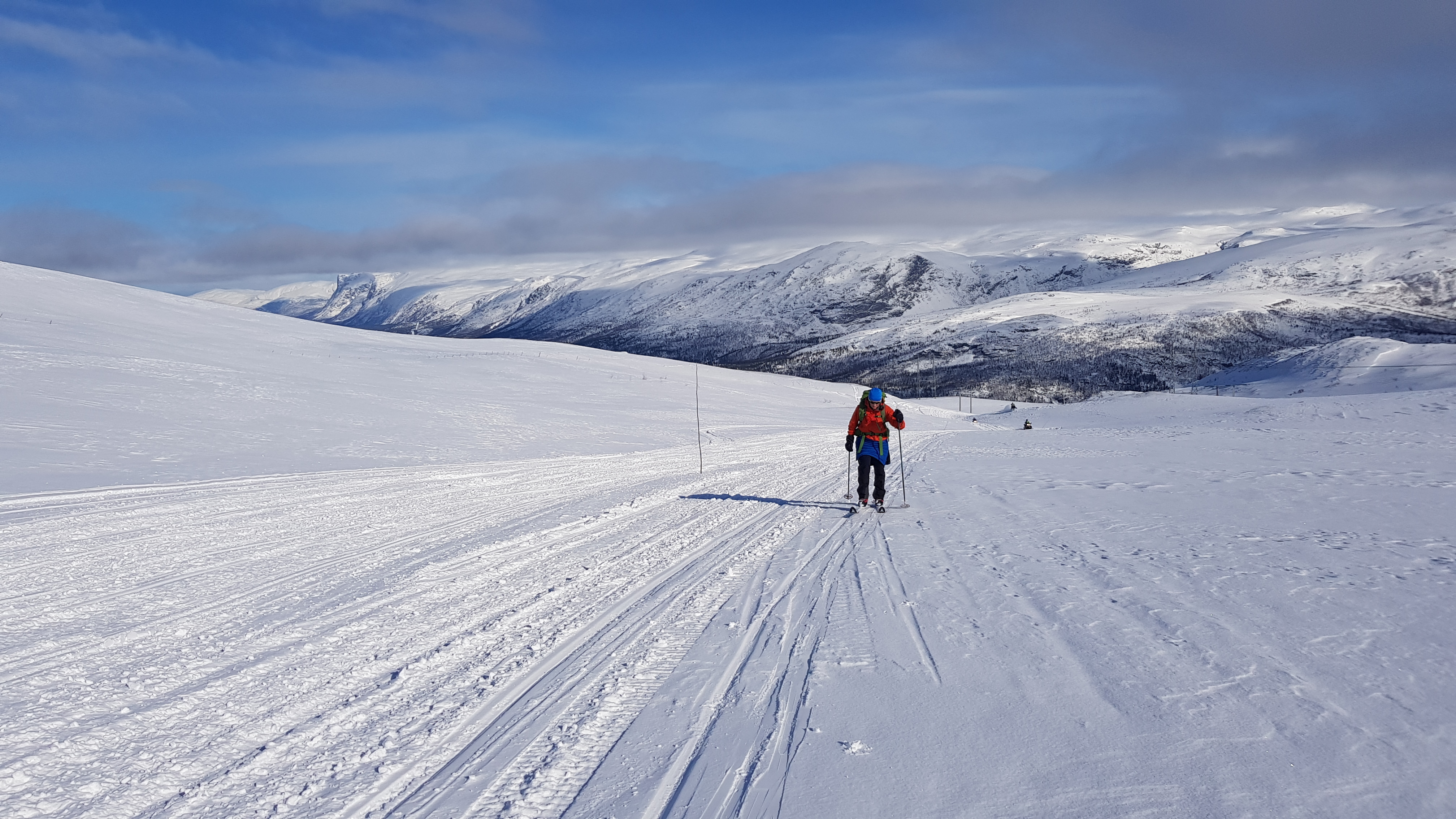 Skiløper på vei opp Gahperuslia i Nordreisa