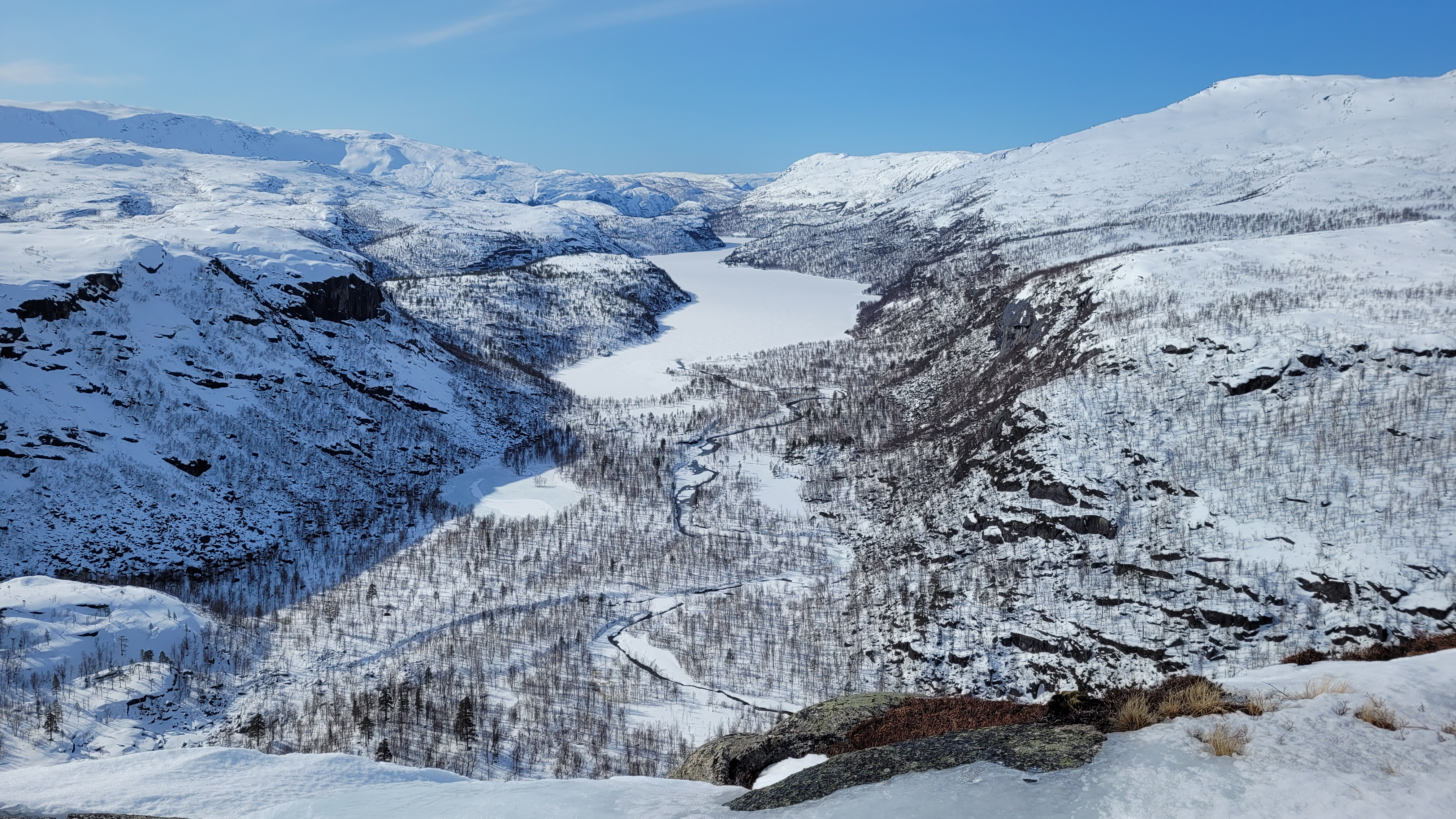 Storskogvatnet i Rago nasjonalpark. Sørpe og overvann på dagtid.
