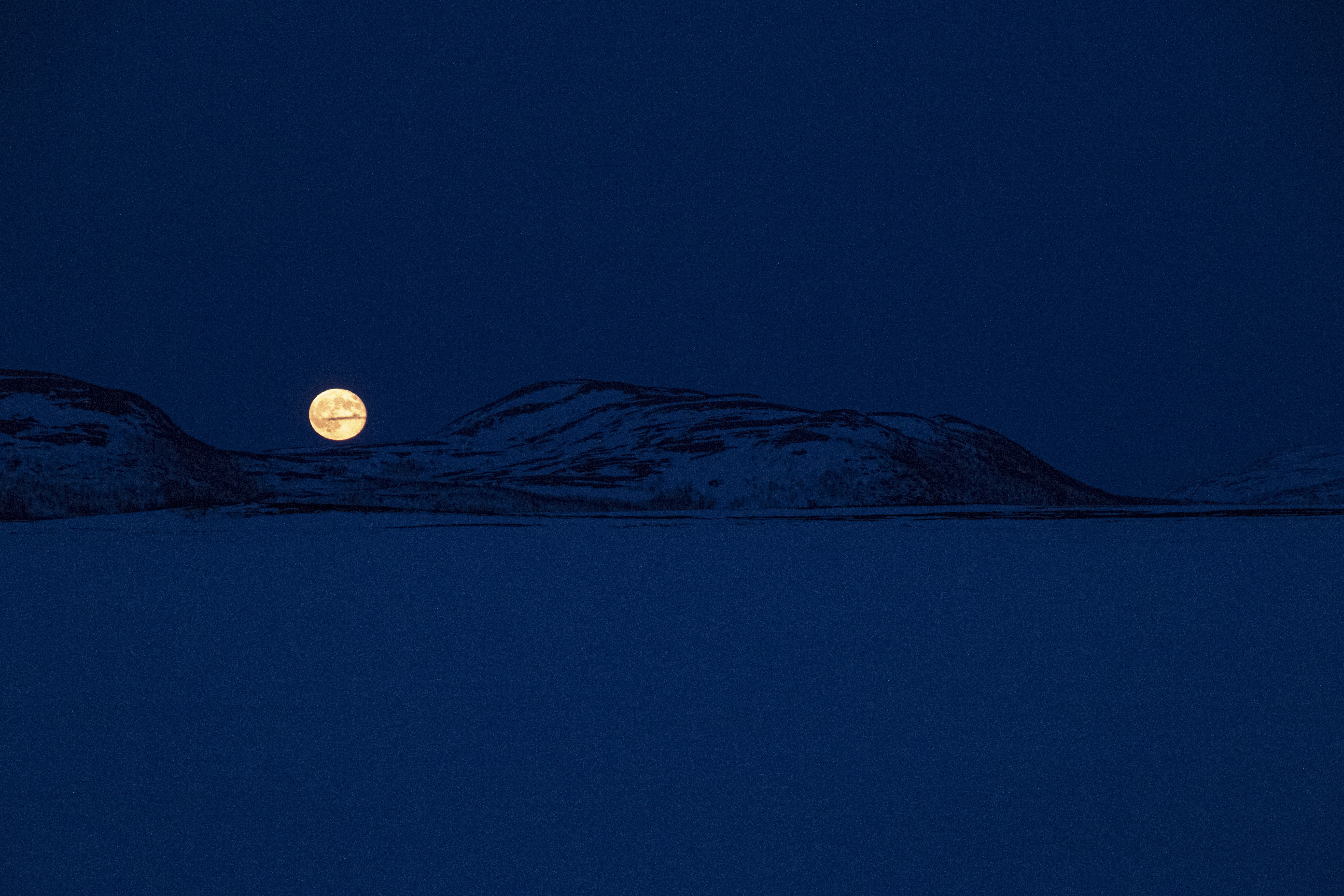 Supermåne over Čoalmmoaivváš