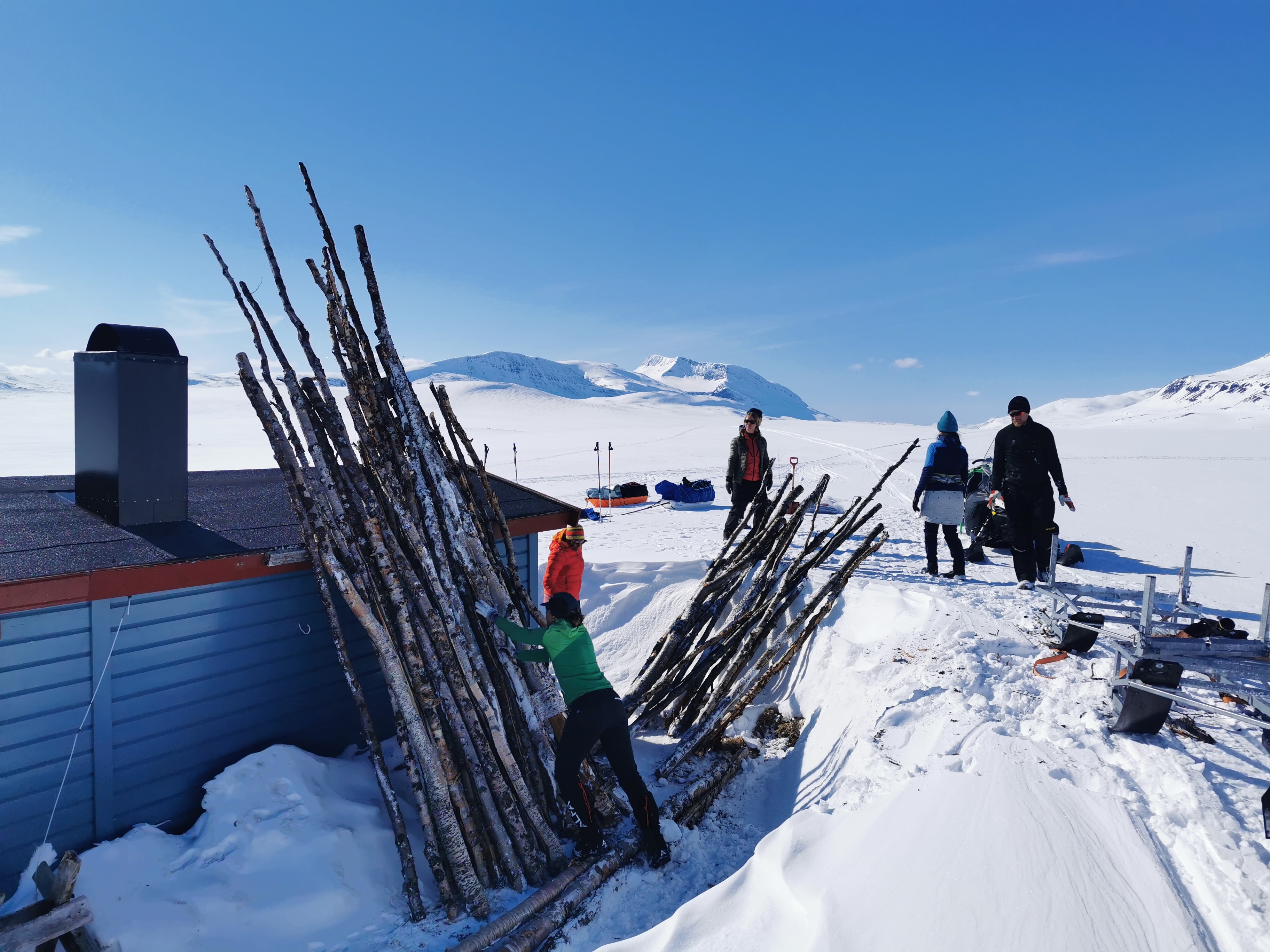 Hjelpsomme turgåere røyser opp vedstranger ved Moskanhytta