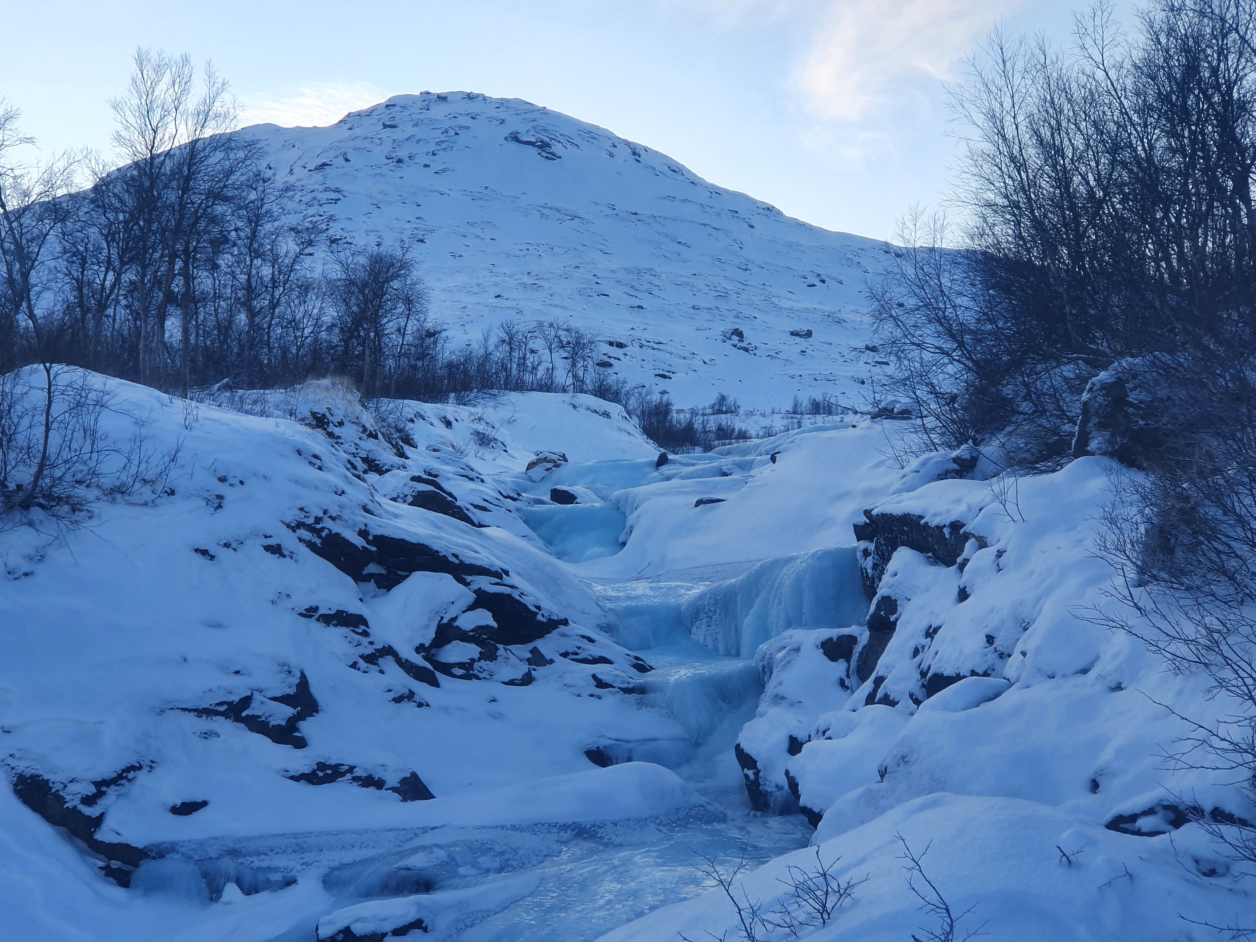 Lite snø mye is ved Kjensvatnet i Hemnes