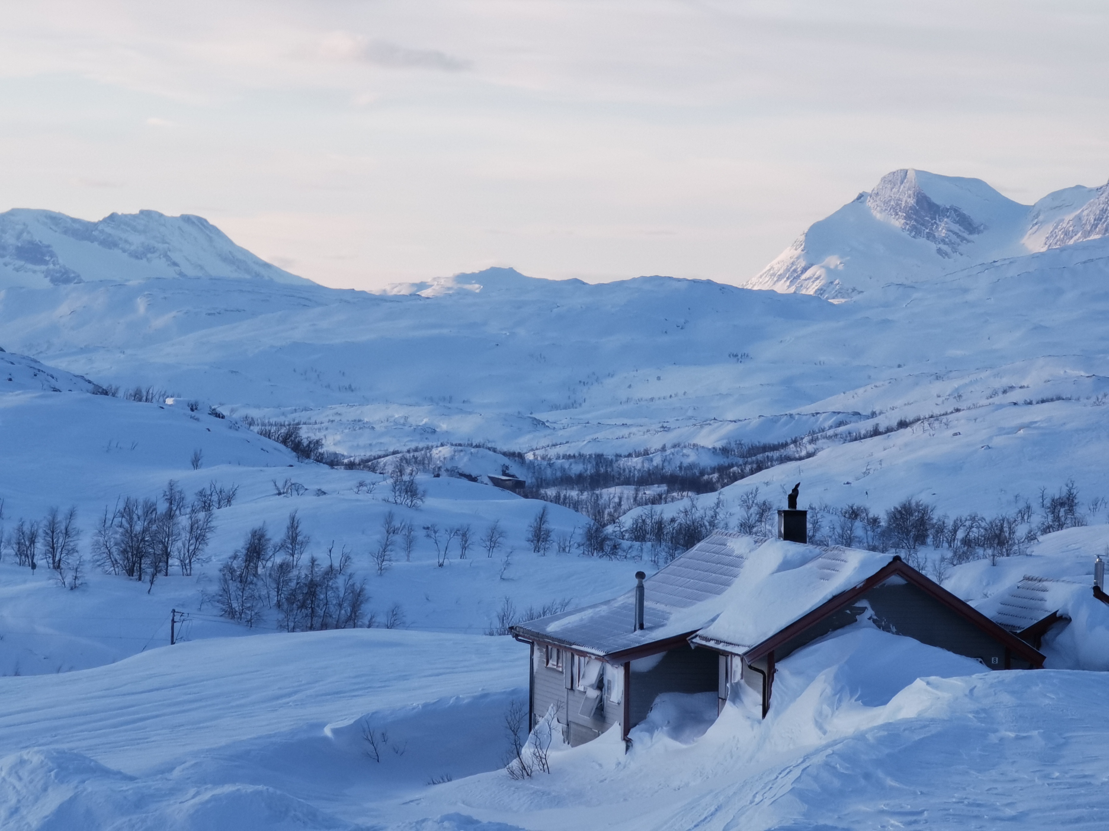 Fra Bjørnfjell med Rombakstøtta til høyre og Kongsbakktind til venstre