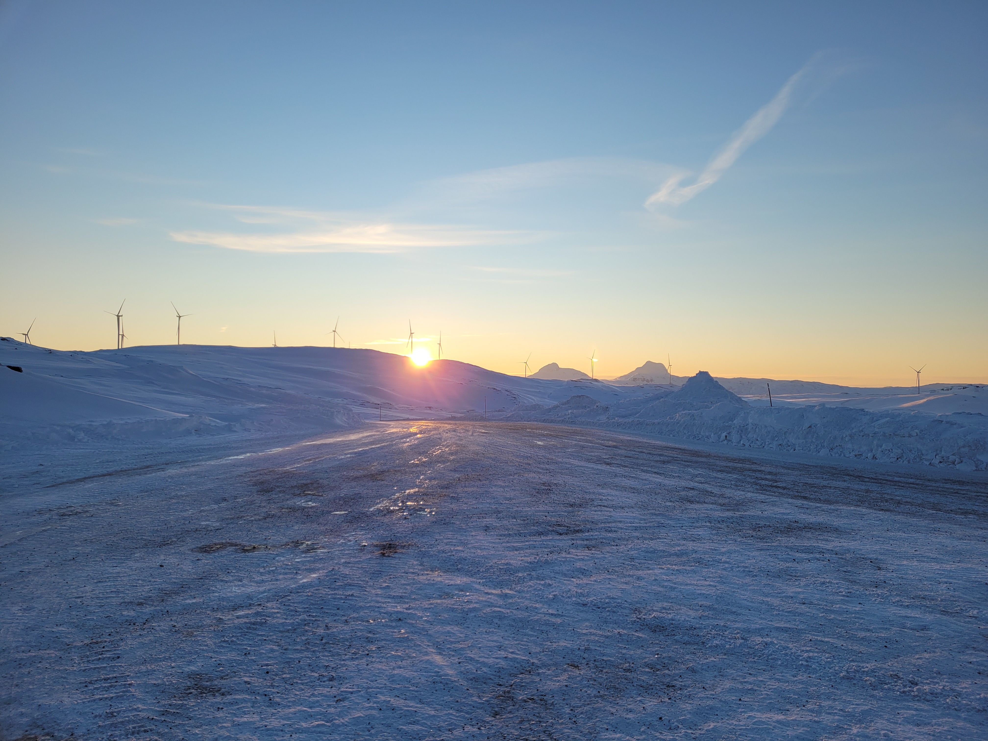 Vindturbiner med Finnknean bak i Vefsn