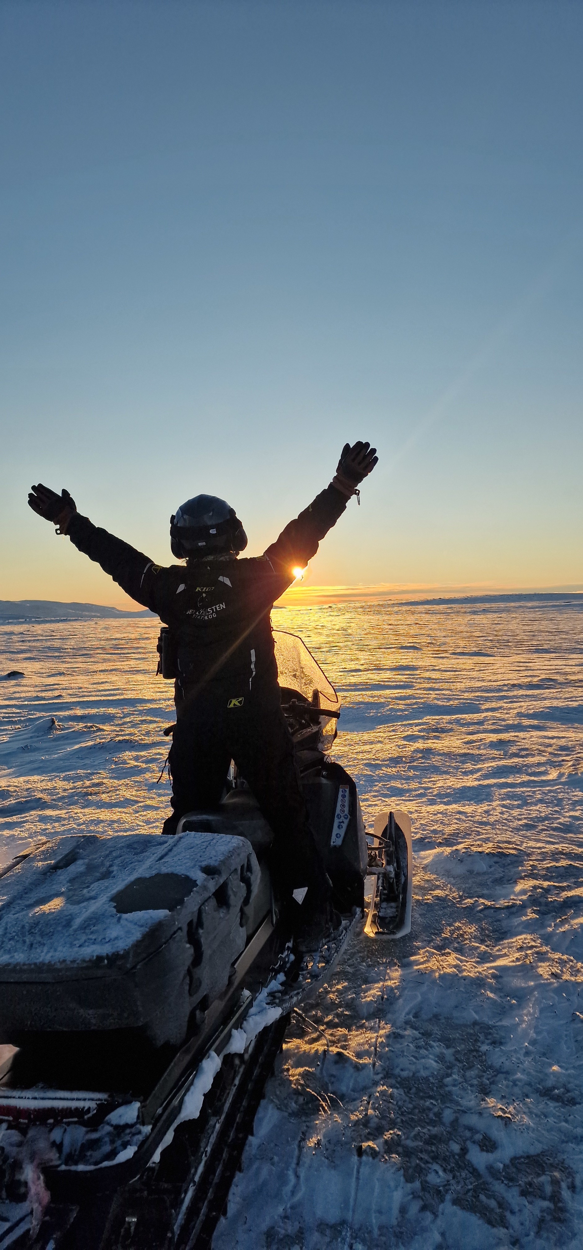 Nina i Fjelltjenesten ønsker sola velkommen tilbake