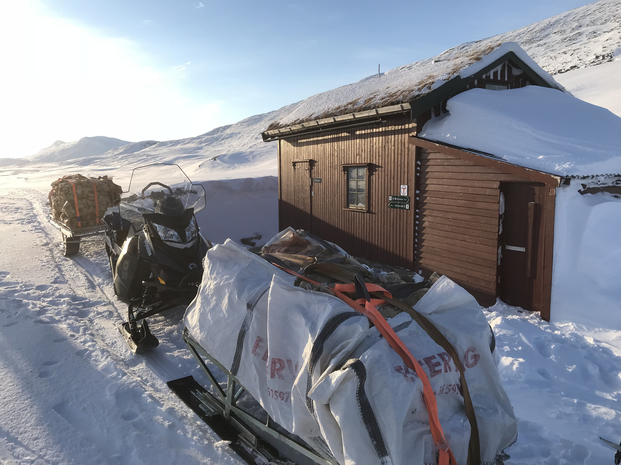 Transport av ved til Midtistua på Saltfjellet