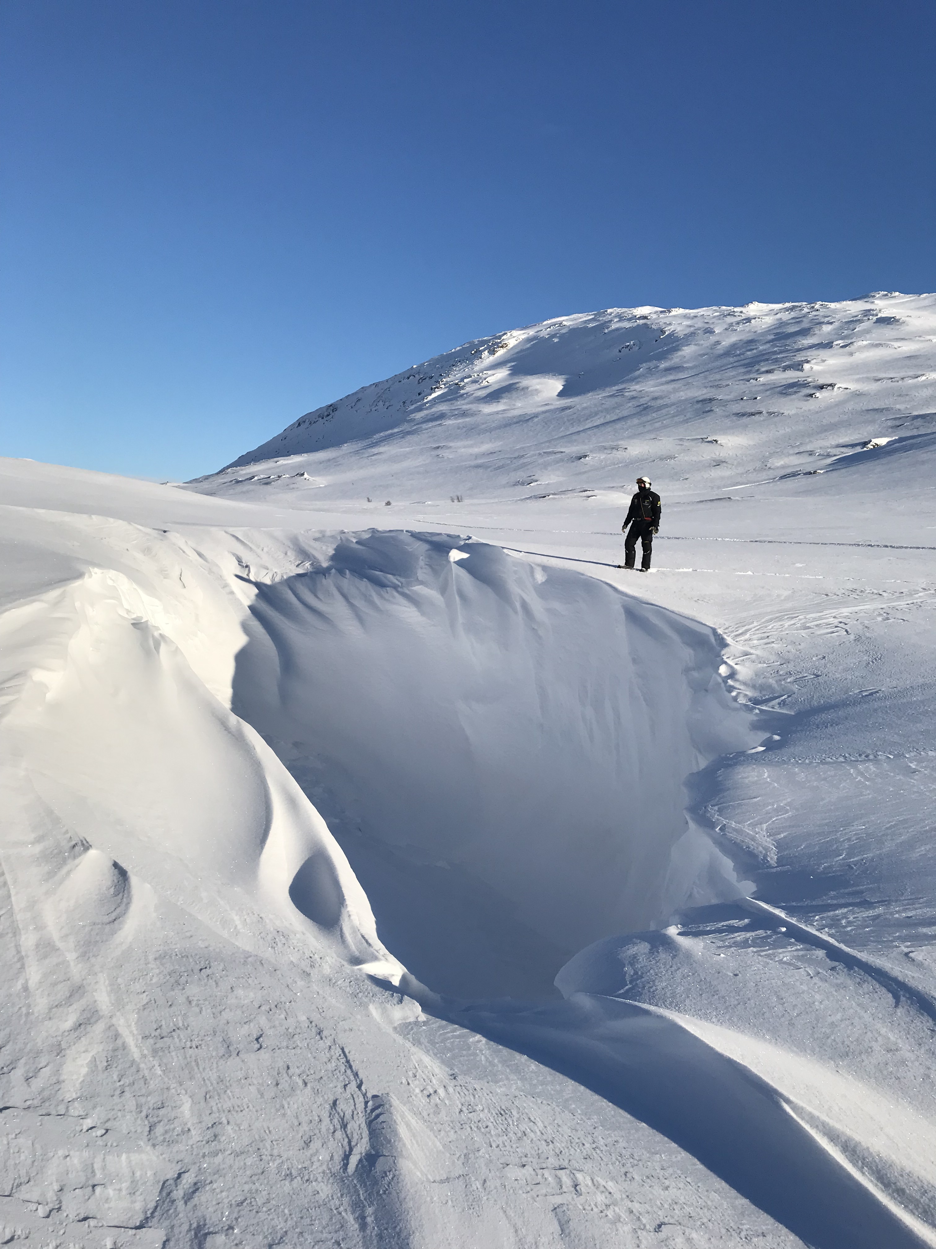 Store vindhull i fjellet. Her er et i Skaitidalen som var 6 meter dyp