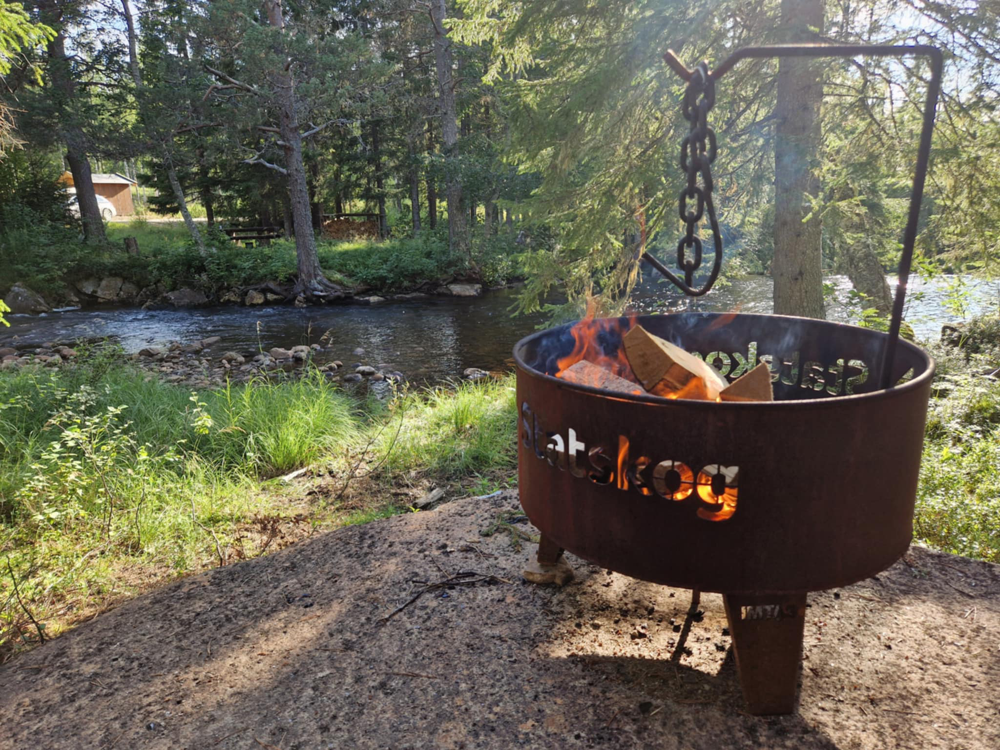 Statskog har spandert en ny, stor bålpanne til pauseplassen ved Skjula