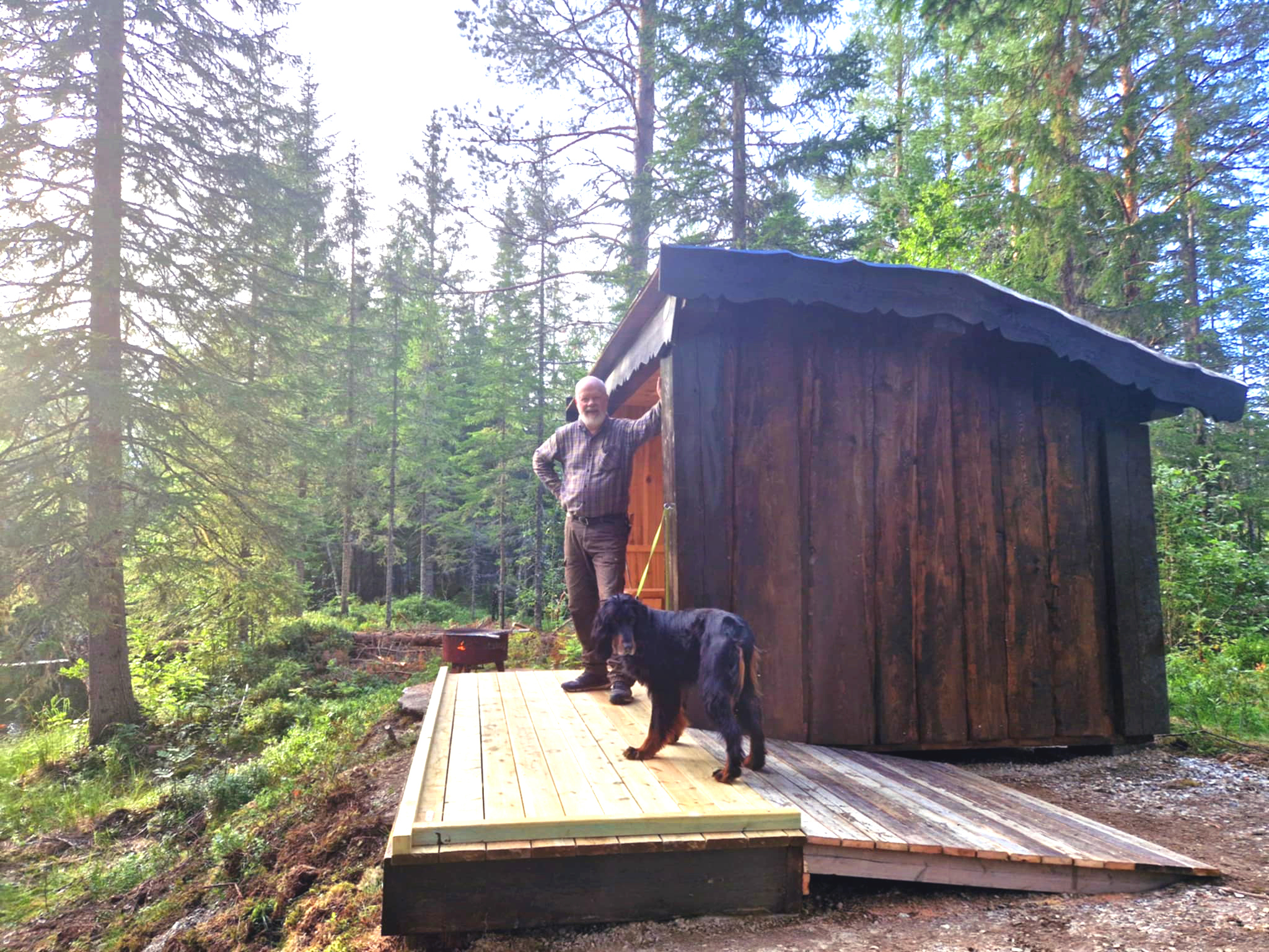 Knut Røst - eiendomskonsulent i området - ved gapahuken som har blitt tilrettelagt for bevegelseshemmede