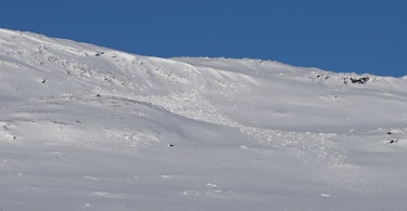 Det er svake snølag i botn enkelte steder som kan medføre snøras - fjellet Ruvssot ved Riksrøys 263 A