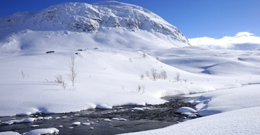 Åpen elv i fra Gressvatnet i Narvik. Bukkefjellet i bakgrunnen