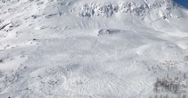 Mye snø i fjellet fører til snøskredaktivitet Her Skaitidalen i Saltdal kommune