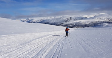 Skiløper på vei opp Gahperuslia i Nordreisa