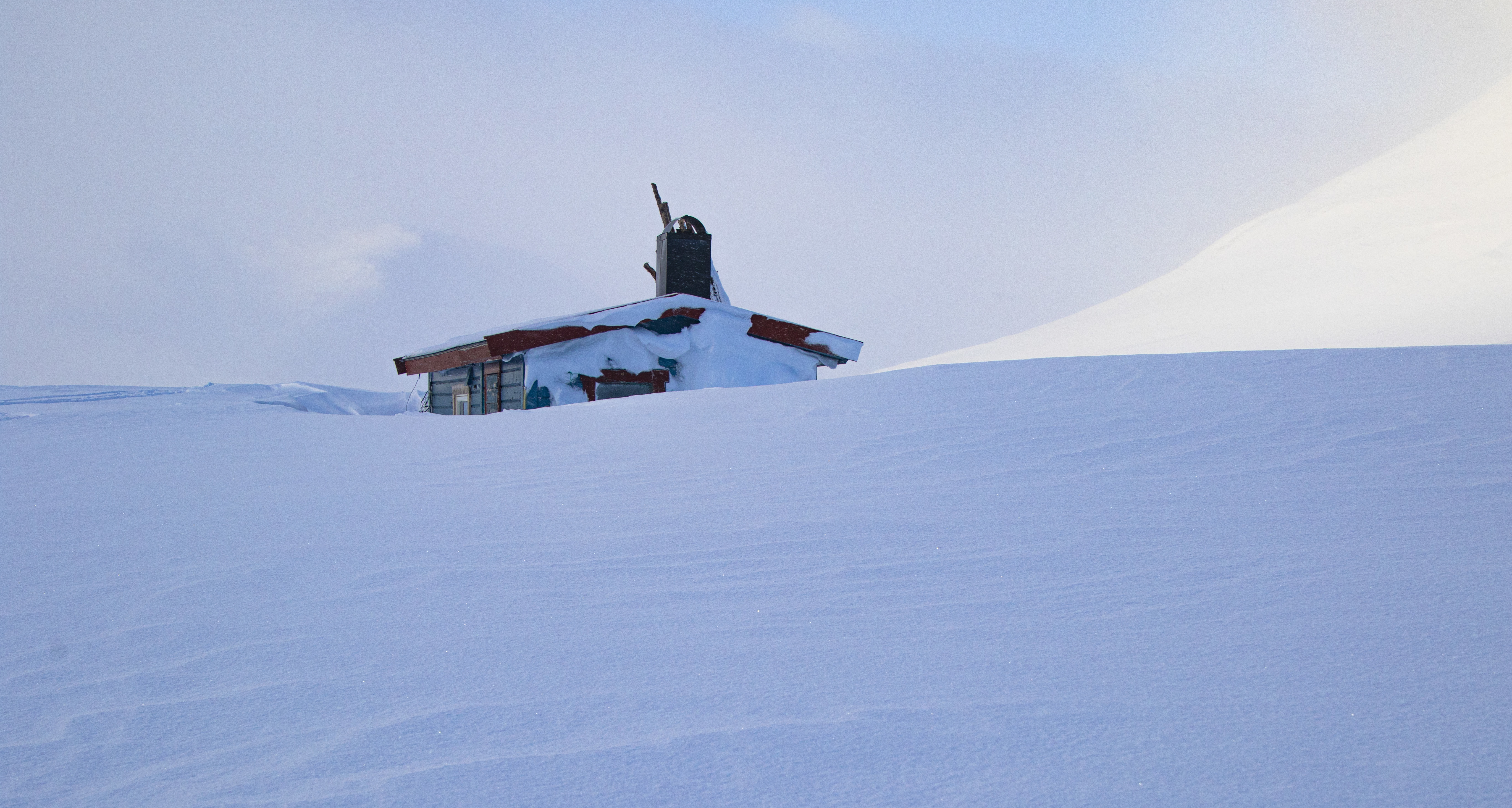 Statskogs åpne bu - Moskanhytta i Indre Troms er nesten helt nedsnødd