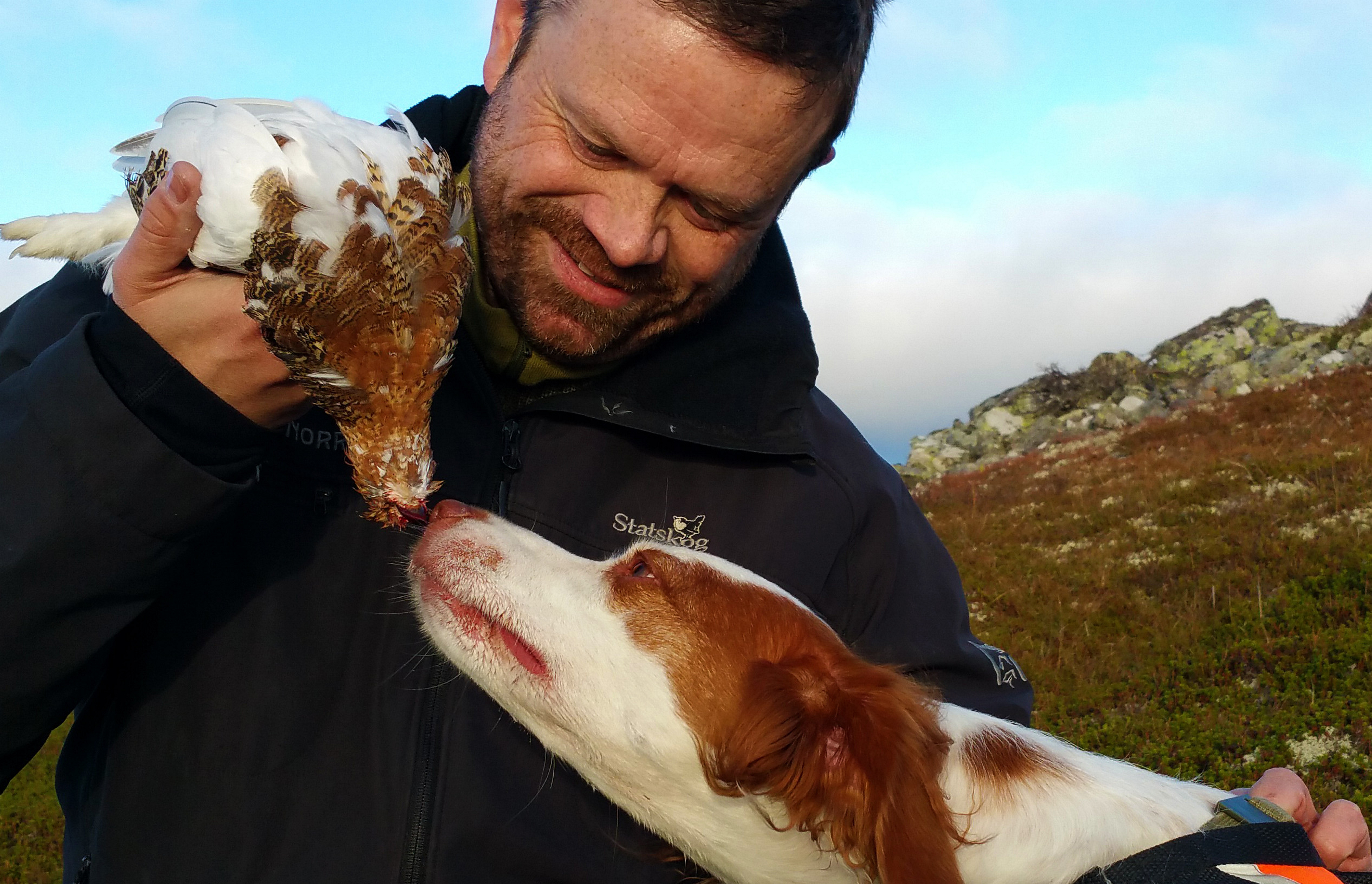 Jeger og hund med rypefangst
