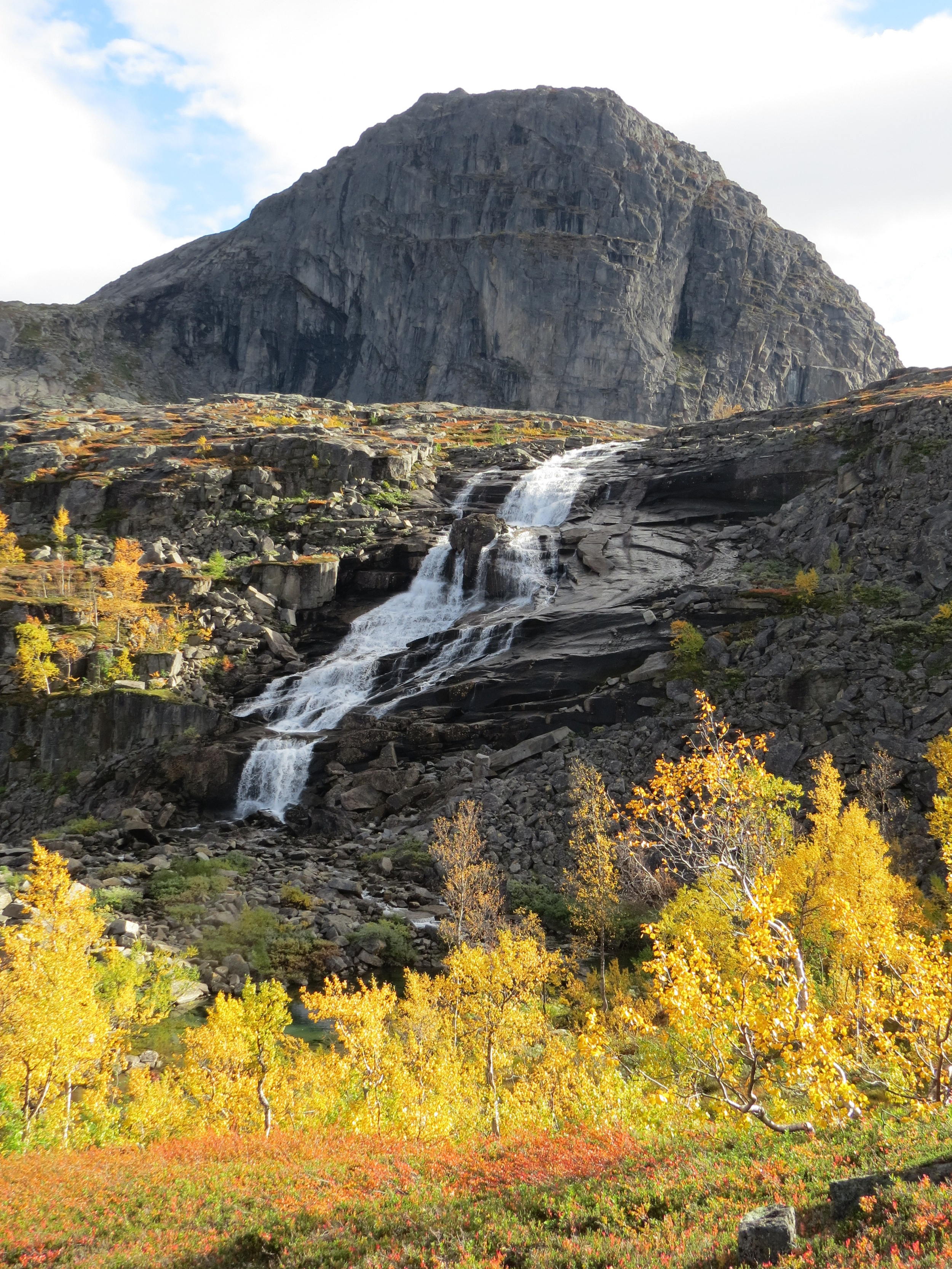 Høst i Rago nasjonalpark - foss ned til Ragovatnat