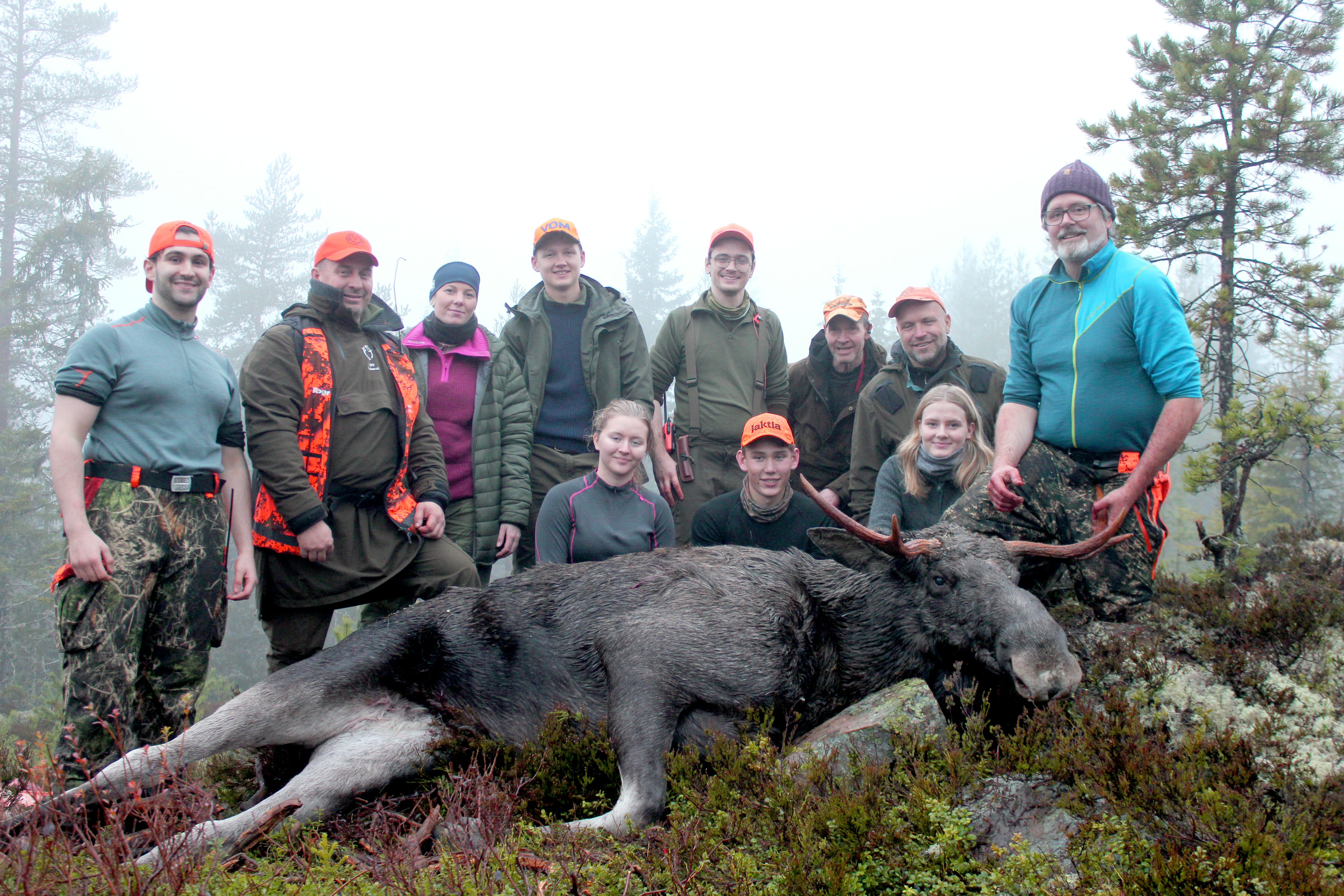 Medlemmer på jaktkurset rundt felt elg