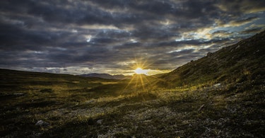 Solnedgang ved Ánabollovággi, øst for Dividalen i Troms
