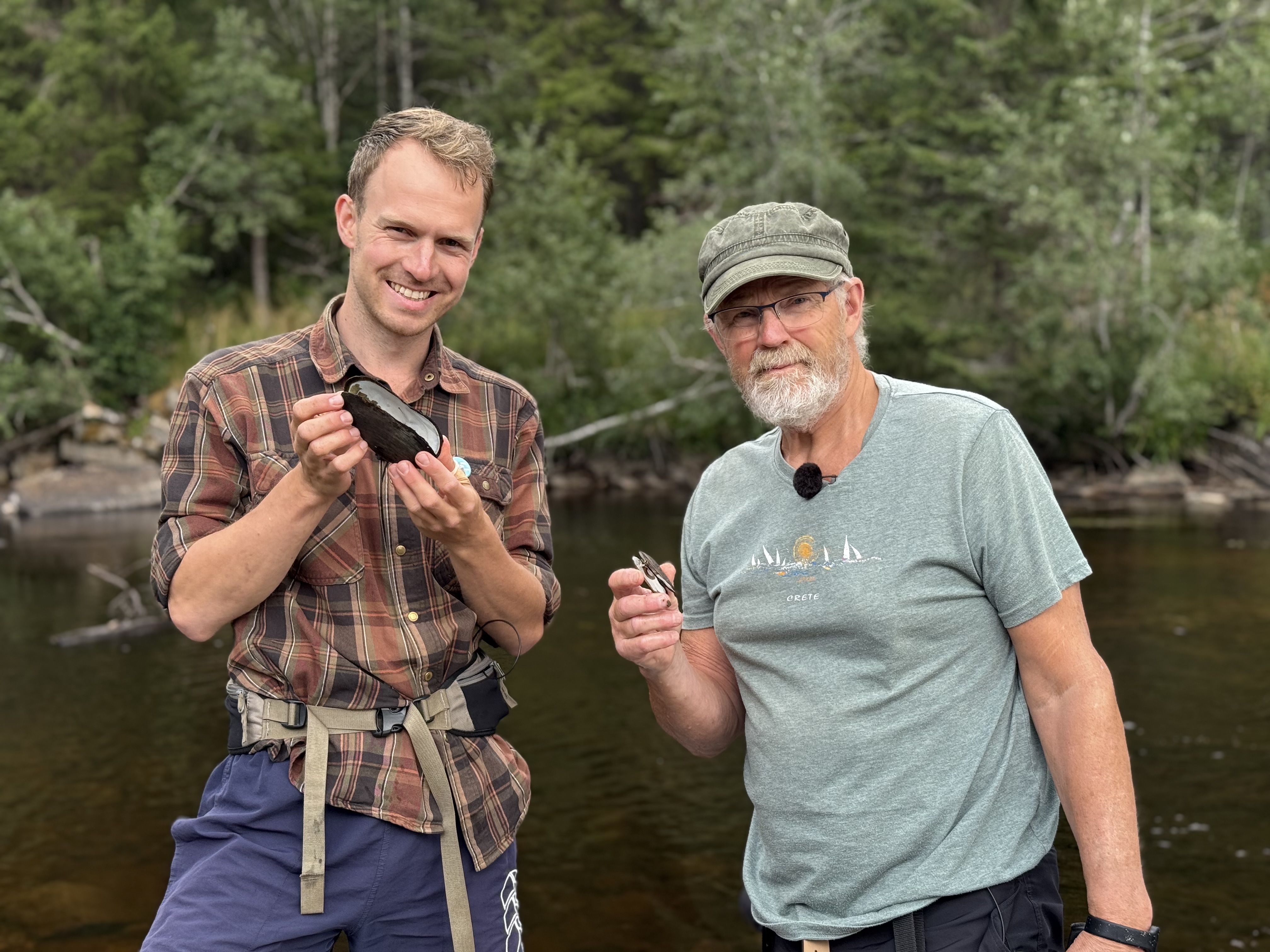 Ola Eian og Anton Rikstad, tidligere fiskeforvalter hos Statsforvalteren, og fagekspert på elvemusling. Her  i Med naturen som arbeidsplass.