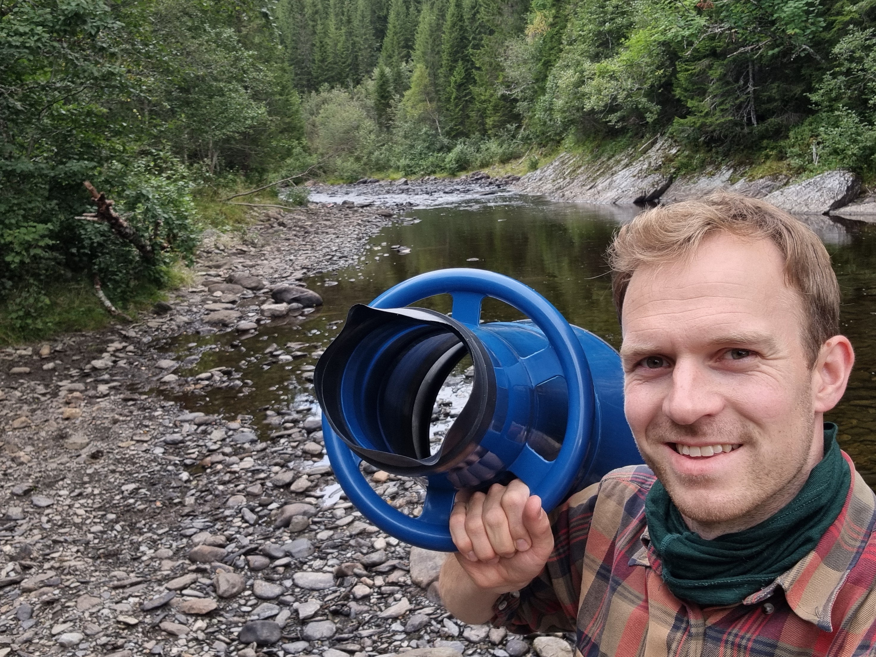 Ola Eian på jakt etter elvemusling i Med naturen som arbeidsplass