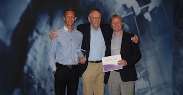 ​Foto: ESRIs president Jack Dangermond (i midten) delte ut pris til Statskogs planansvarlig Kjell Anders Vikan (til venstre) og IT utviklingssjef Bård Hansen i San Diego 