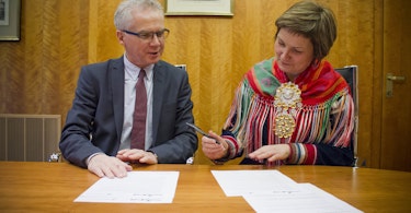 Signering avtale mellom Statskog og Sametinget