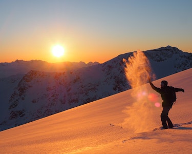 På ski i solnedgang