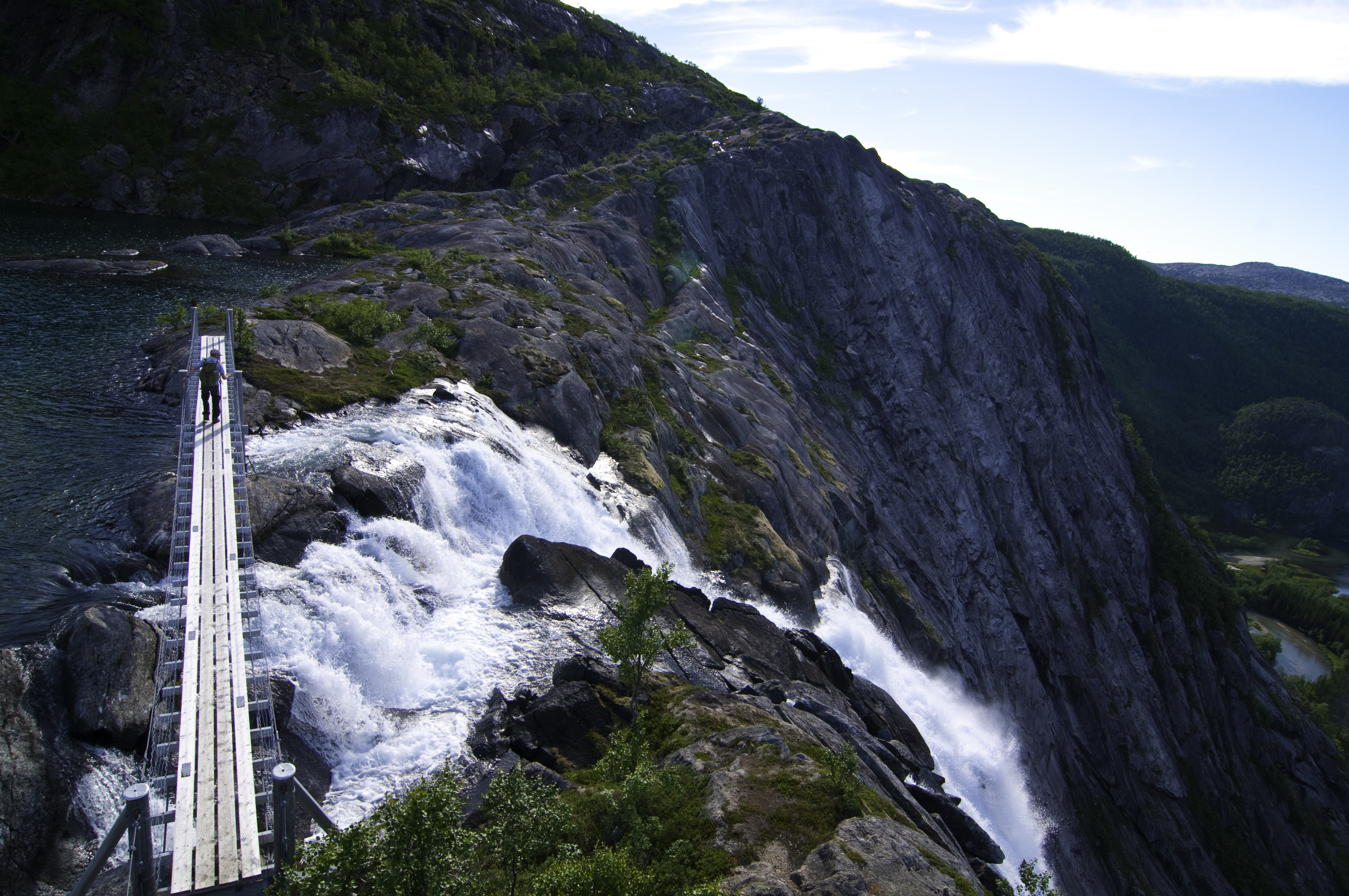Hengebru over Litlverivassfossen i Rago Nasjonalpark