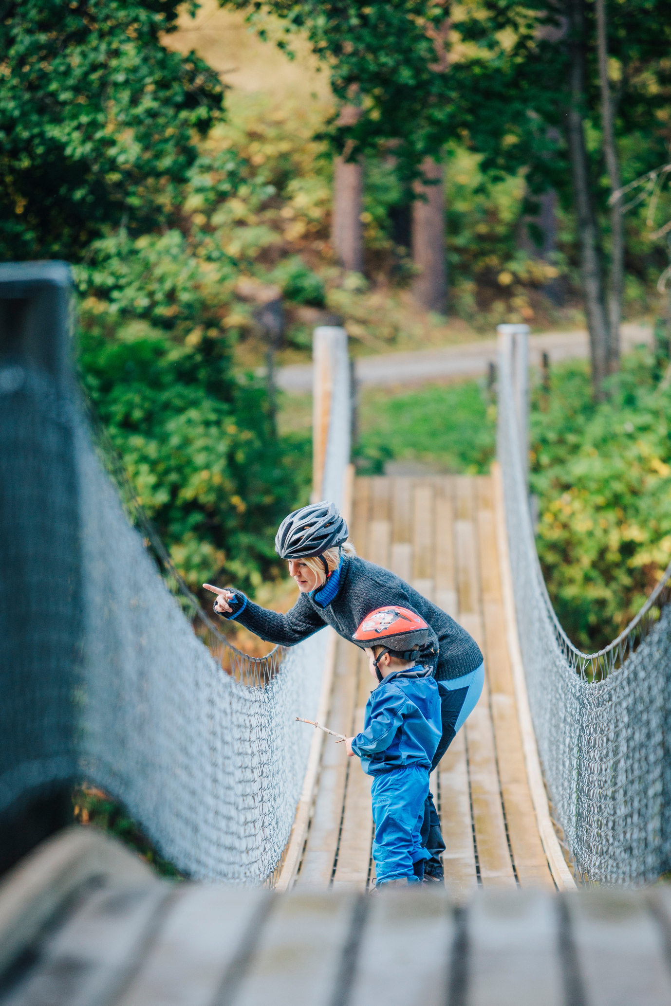 Syklister på hengebro