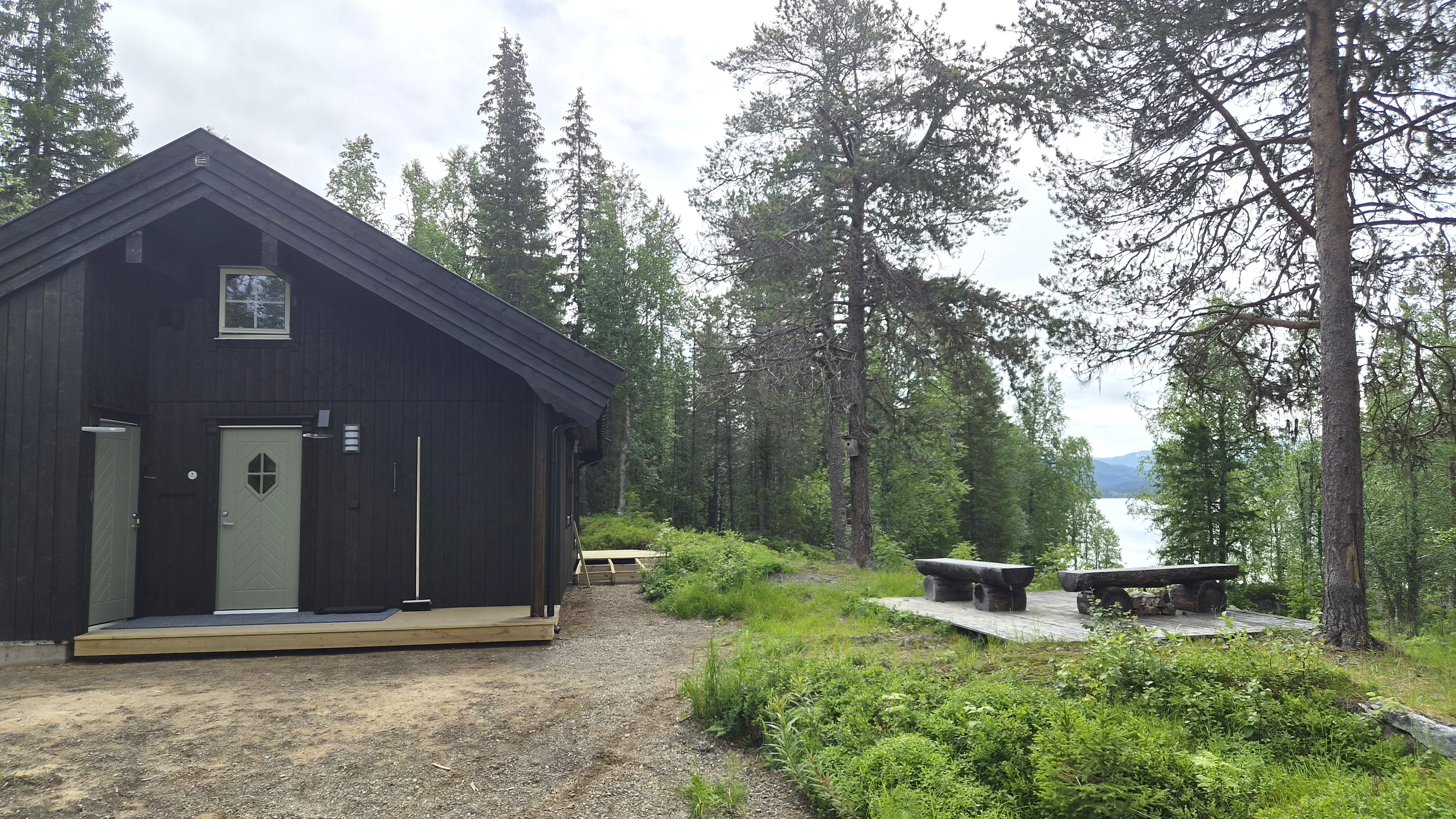 Lomtjønnstua i Hemnes - en nybygde hytte like ved Stormyrbassenget