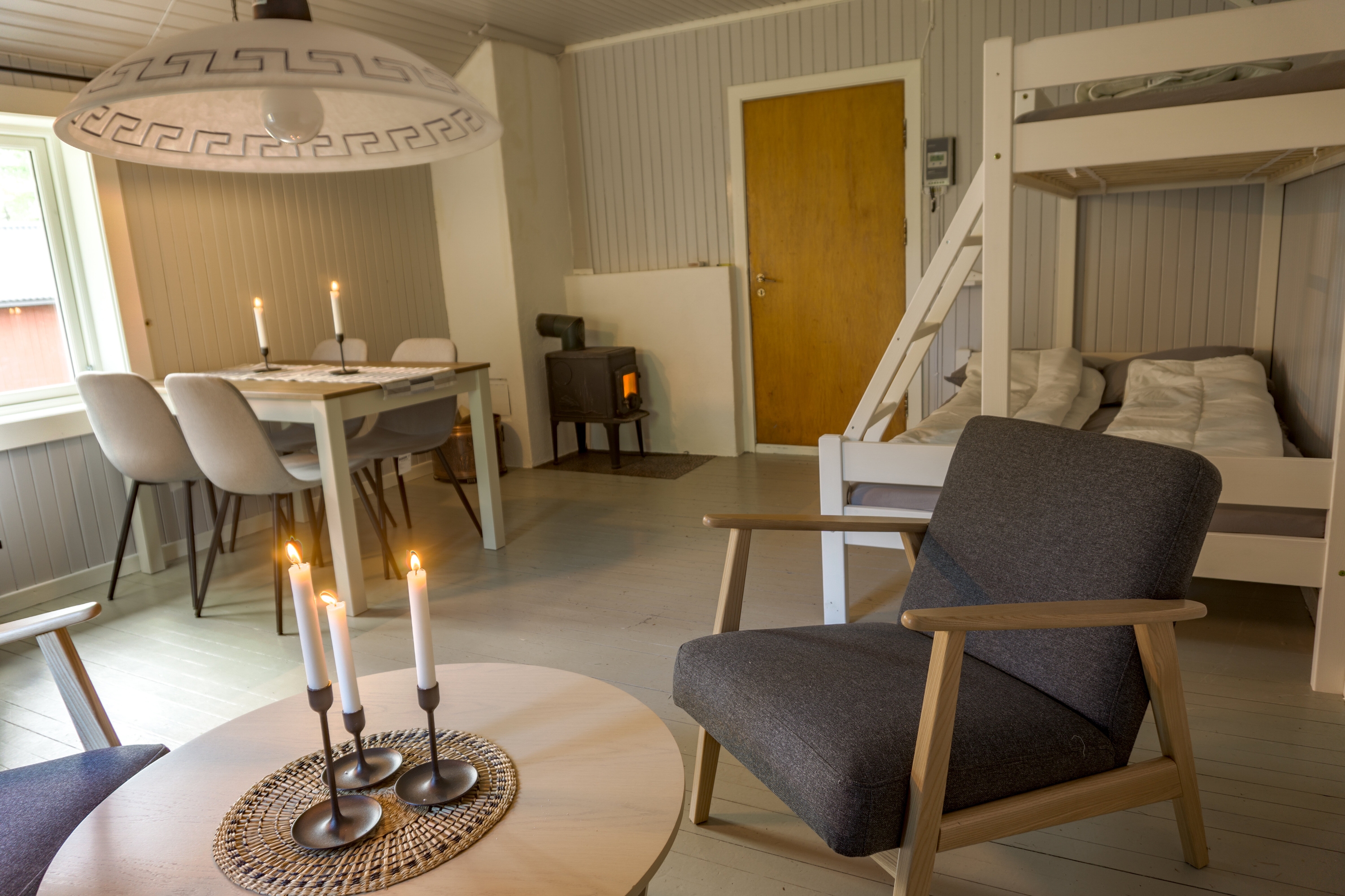 Diverse bilder av Måvannshytta - nyoppusset utleiehytte i Telemark. Oppholdsrom med sitterplasser, familiekøye og kjøkkenkrok.