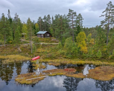 Porstjernhytta i Jondalen - Kongsberg - hytta ligger like ved vannet