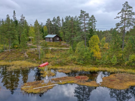 Porstjernhytta i Jondalen - Kongsberg - hytta ligger like ved vannet
